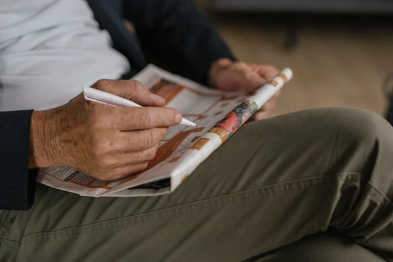 Decrypting the benefits of the online multi-track game for the elderly